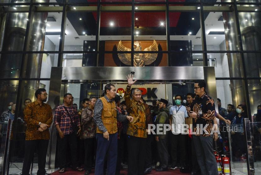 Ketua KPK Agus Rahardjo bersama Wakil Ketua KPK Saut Situmorang usai memberikan keterangan pers di Gedung KPK, Jakarta, Jumat (13/9).