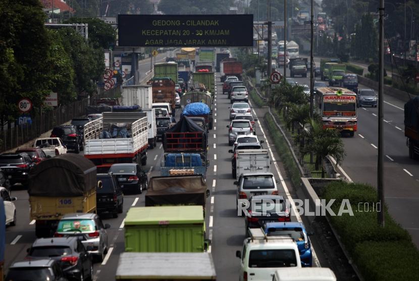 Antrean kendaraan saat melintas di ruas Jalan Tol Lingkar Luar atau Jakarta Outer Ring Road (JORR) di Jakarta, Rabu (4/7).
