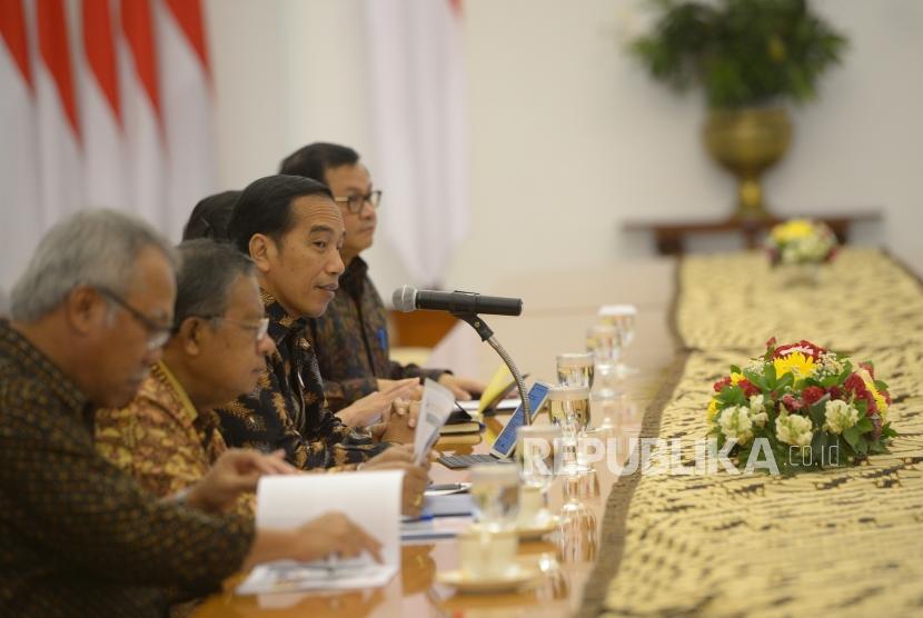President Joko Widodo (center left) accompanied by his ministers receives Asian Infrastructure Investment Bank (AIIB) delegations at Bogor Palace, West Java, Monday (March 12).