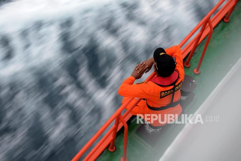 Anggota Basarnas dan TNI AL melakukan penyisiran korban dan serpihan  pesawat jatuh Lion Air JT610 di perairan Karawang, Jawa Barat. Selasa (30/10).