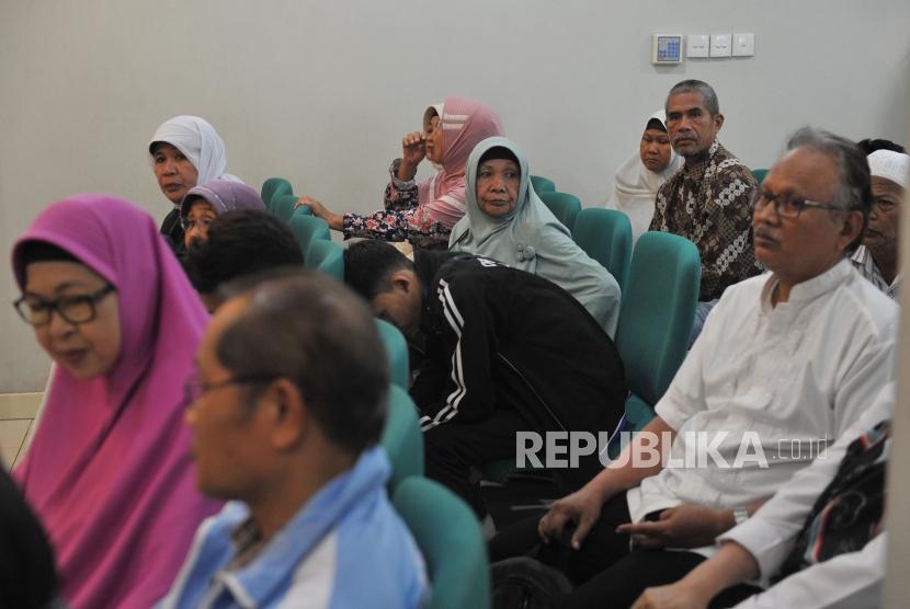 Calon jemaah haji menunggu untuk melakukan pelunasan Biaya Penyelenggaran Ibadah Haji (BPIH) di Kantor Cabang Mandiri Syariah Area Bekasi, di Bekasi, Jawa Barat, Senin (16/4).
