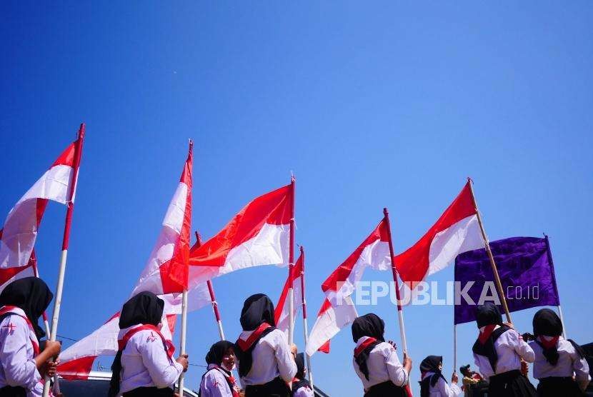 KARNAVAL. Pawai bendera warga saat mengikuti “arak-arakan” (karnaval tradisional) memperingati hari Kemerdekaan ke-73 Republik Indonesia di wilayah Kecamatan Pasirjambu, Kabupaten Bandung, Sabtu (18/8).