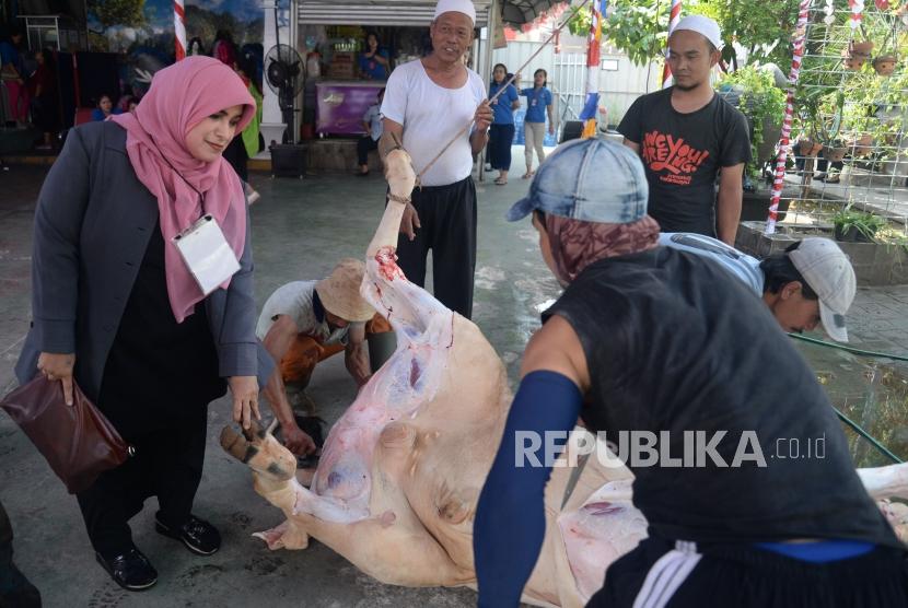 Ketua Umum Pengurus Besar (PB) Wanita Al Irsyad Fatimah Askar menyaksikan pemotongan hewan qurban di Rutan Pondok Bambu, Jakarta, Selasa (13/8).