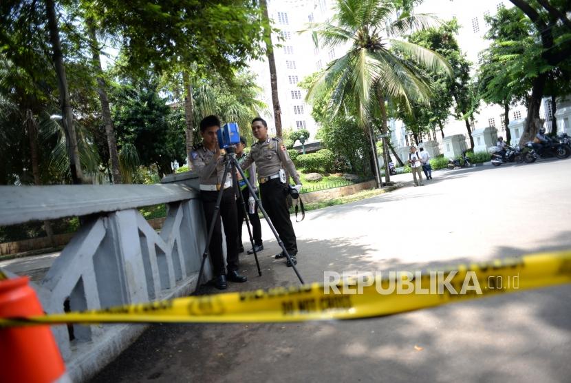 Olah TKP Kecelakaan SN. Polisi dari Polda Metro Jaya melakukan olah Tempat Kejadian Perkara (TKP) kecelakaan mobil yang ditumpangi Ketua DPR Setya Novanto, di Kawasan Jalan Permata Hijau, Jakarta Barat, Jumat (17/11).
