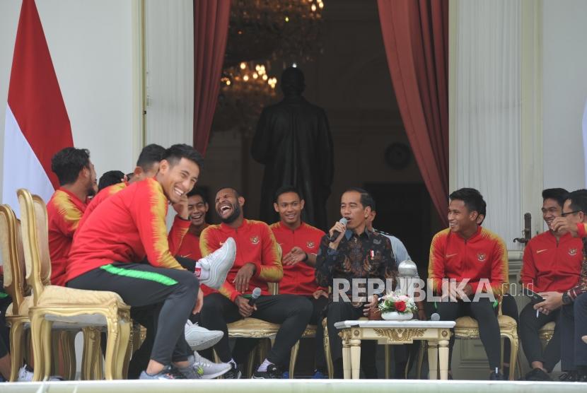 Presiden Joko Widodo berbincang dengan para pemain, pelatih dan official Timnas U22 di Istana Negara, Kamis (28/2).