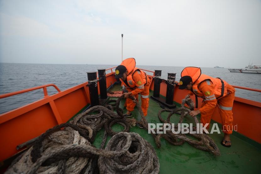 Anggota Basarnas  bersiap untuk penyisiran korban dan serpihan  pesawat jatuh Lion Air JT610 di perairan Karawang, Jawa Barat. Selasa (30/10).