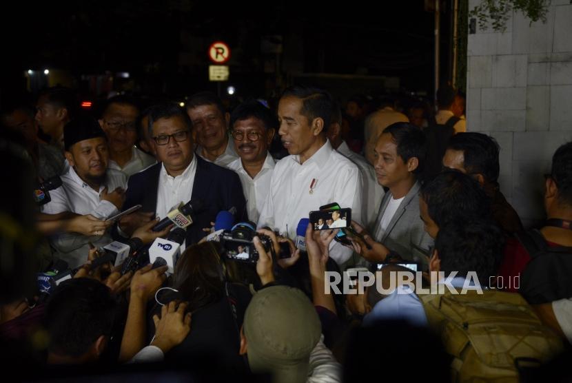 Presiden terpilih Joko Widodo memberikan keterangan kepada wartawan usai menghadiri acara pembubaran Tim Kampanye Nasional (TKN) Joko Widodo-Ma'ruf Amin di Jakarta, Jumat (26/7).