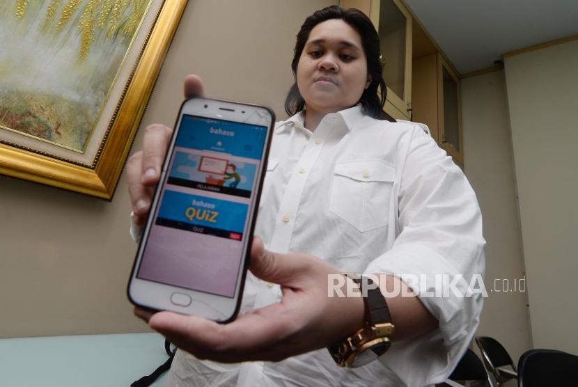 Ceo Bahaso, Allana Abdullah  menunjukan aplikasi  bahaso saat melakukan kunjungan  ke kantor media  Republika, Jakarta, Jumat (14/12).