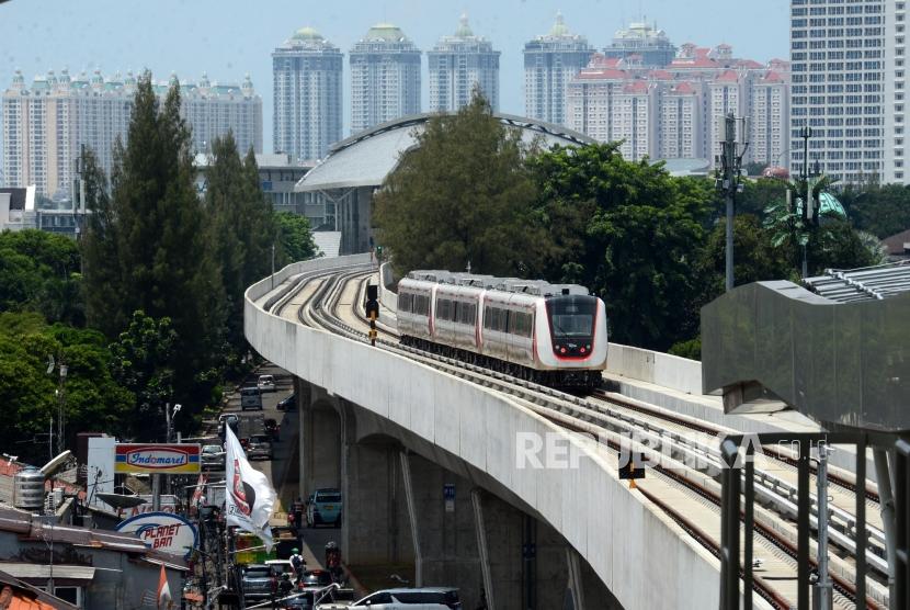 Kereta Light Rail Transit (LRT) saat melintas di Jakarta, Senin (25/2).