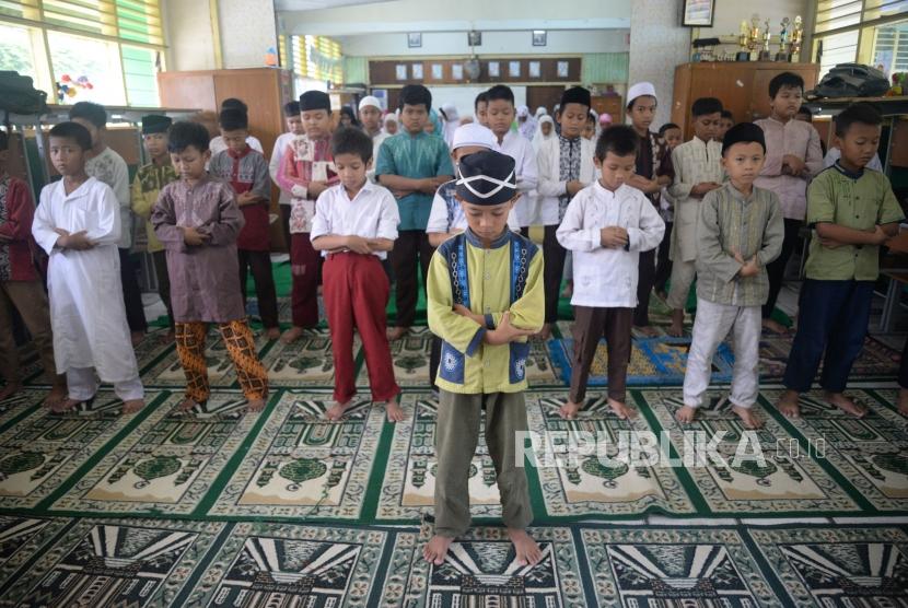 Sejumlah siswa-siswi melaukan shalat dhuha saat mengikuti kegiatan pesantren kilat Ramadhan di SDN Menteng Atas 02 , Jakarta, Jumat (10/5).