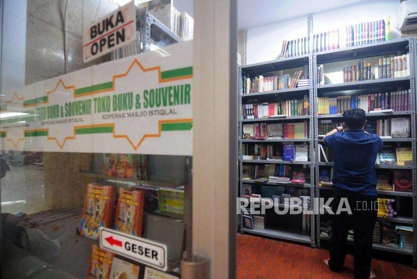 Ilustrasi koperasi masjid. Foto: Pengunjung melihat buku yang dijual di Koperasi Masjid Istiqlal, Jakarta, Jumat (7/9).