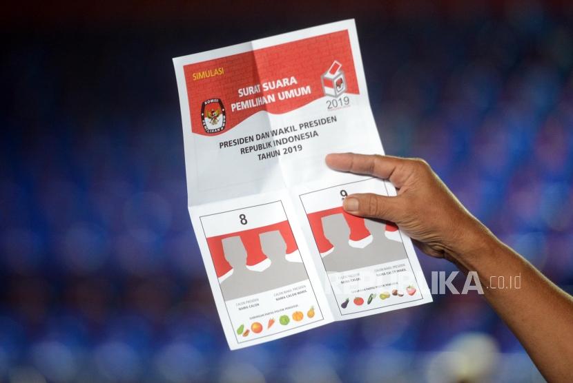 Petugas memperlihatkan surat suara yang sah saat simulasi penghitungan suara di GOR Bulungan, Kebayoran Baru, Jakarta, Sabtu (6/4).