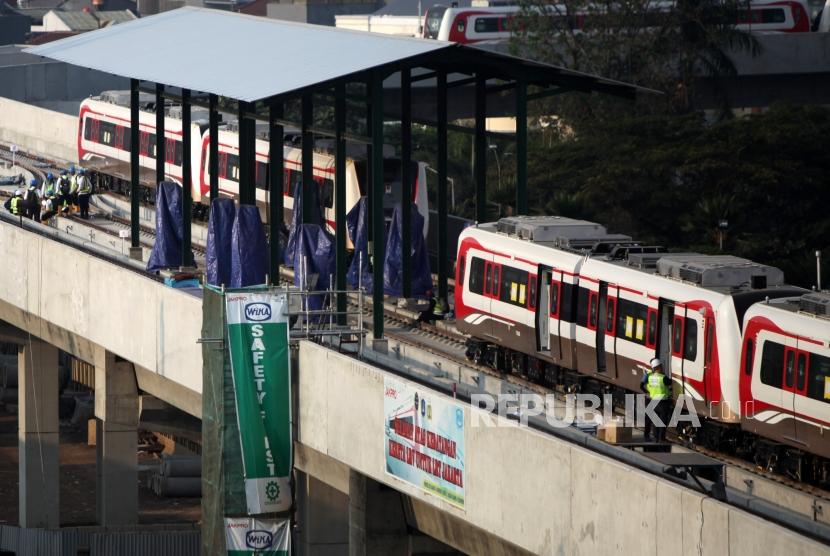 Petugas melakukan pengecekan rangkaian Light Rail Transit (LRT) terparkir di Stasiun LRT Kelapa Gading, Jakarta, Senin (30/7).