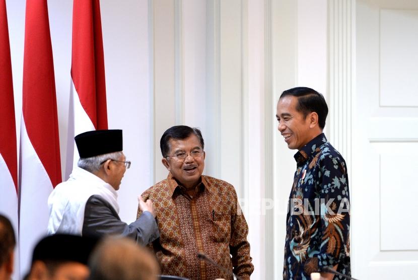 Presiden Joko Widodo, Wapres Jusuf Kalla, dan Ketua Umum MUI Maruf Amin (dari kanan) berbincang sebelum Rapat Pleno Komite Nasional Keuangan Syariah (KNKS) di Kantor Kepresidenan, Jakarta, Senin (5/2).