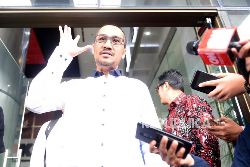 Dukungan Kepada Pimpinan KPK. Mantan Ketua KPK Abraham Samad memberi keterangan kepada wartawan usai melakukan pertemuan dengan pimpinan KPK di Jakarta, Jumat (3/5/2019).