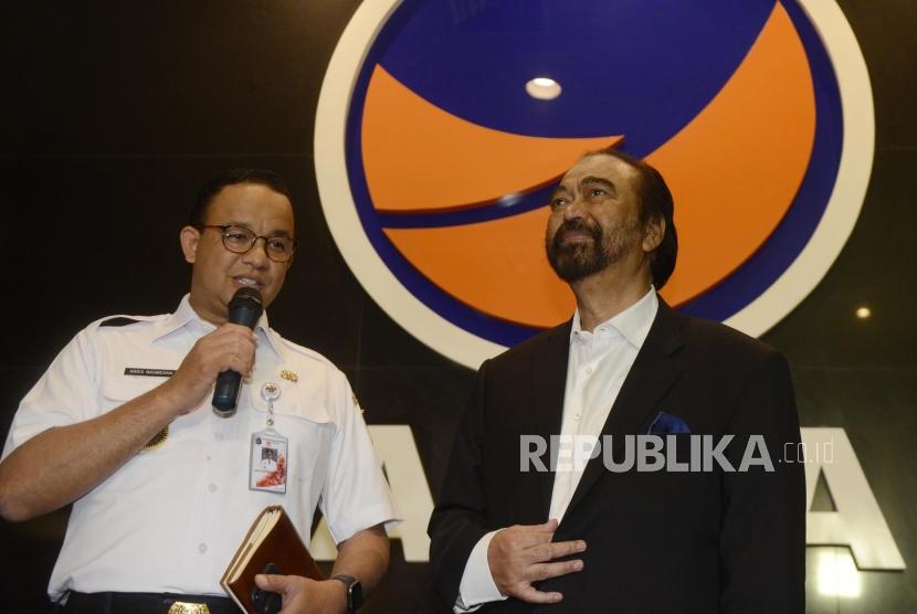 Ketua Umum Partai NasDem, Surya Paloh dan Gubernur DKI Jakarta, Anies Baswedan memberikan keterangan kepada wartawan usai menggelar pertemuan di Kantor DPP NasDem, Jakarta, Rabu (24/7).