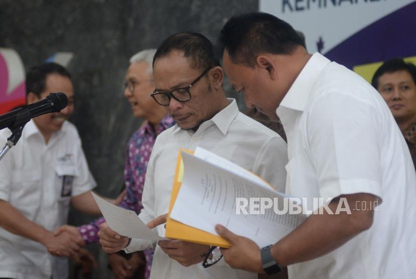 Menaker Hanif Dhakiri bersiap memberikan keterangan terkait pembentukan satgas pengawasan Tenaga Kerja Asing (TKA) di Kantor Kemnaker, Jakarta, Kamis (17/5).