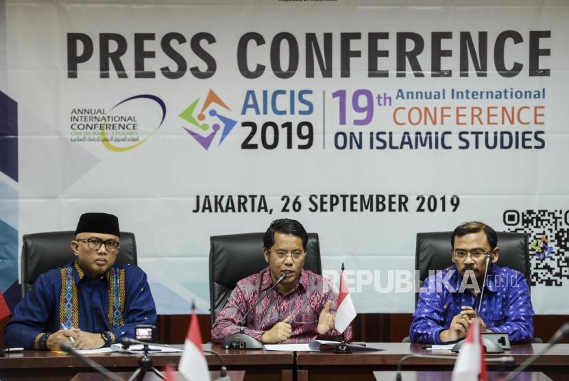 Dirjen Pendidikan Islam Kementerian Agama Kamaruddin Amin (tengah) bersama Direktur Perguruan Tinggi Keagamaan Islam (PTKI) Arskal Salim (kiri) dan Kasubdit Pengembangan Akademik Direktorat PTKI Mamat S. Burhanudin (kanan) memberikan keterangan saat konferensi pers jelang Annual International Conference on Islamic Studies (AICIS) 2019 di Kantor Kementerian Agama, Jakarta, Kamis (26/9).