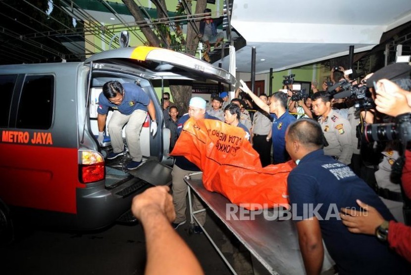 Petugas Forensik Rumah Sakit Polri membawa jenazah korban ledakan pabrik petasan di Rumah Sakit Polri, Kramat Jati, Jakarta Timur, Kamis (26/10).