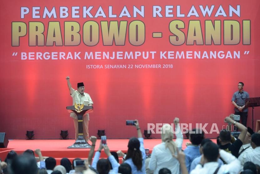 Pembekalan Relawan Prabowo-Sandi. Capres Nomer Urut 02 Prabowo menyampaikan sambutan pada pembekalan relawan Prabowo-Sandi di Istora Senayan, Jakarta, Kamis (22/11).