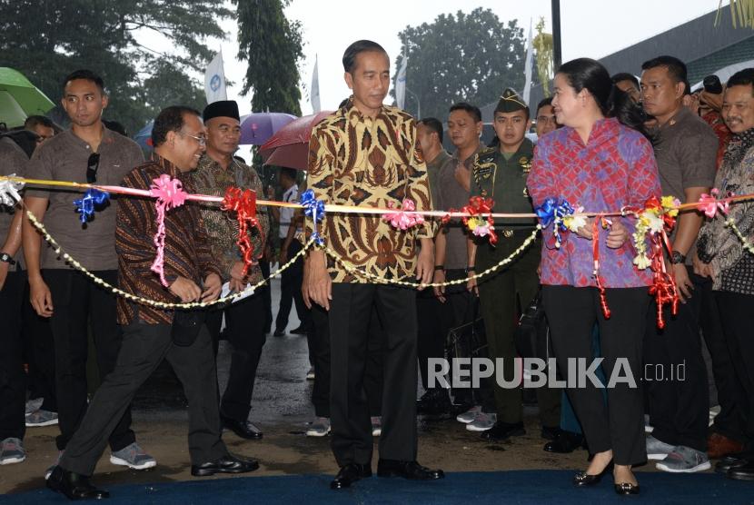 Presiden Joko Widodo (tengah) bersama Menko PMK Puan Maharani (kanan) dan Mensesneg Pratikno (kiri).