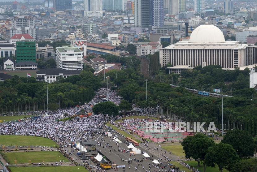Ribuan umat Islam mengikuti Reuni 212 di kawasan Monumen Nasional (Monas), Jakarta, Sabtu (2/12).