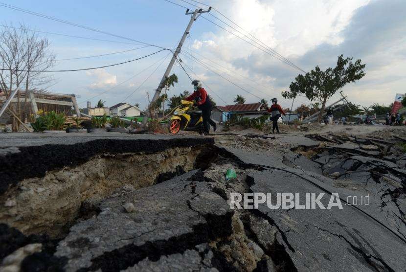 Kondisi jalanan yang rusak di Desa Jono Oge, Sigi, Sulawesi Tengah, Kamis 4/10).
