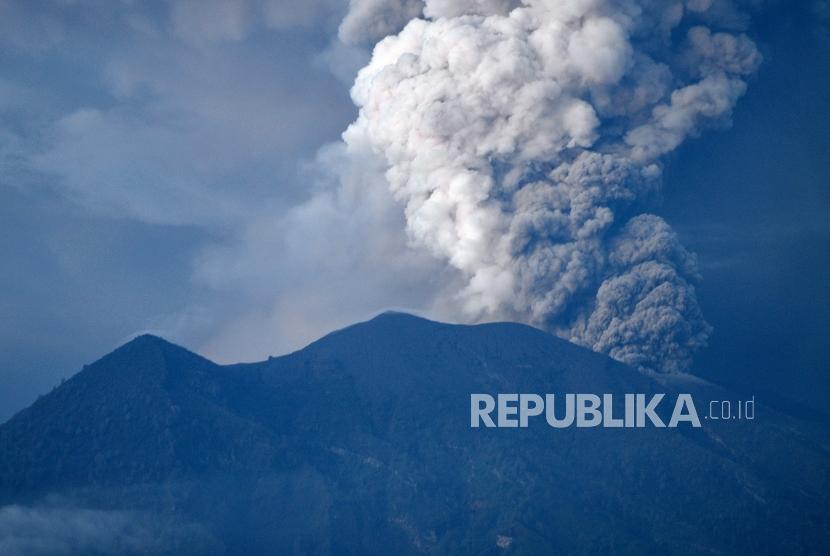 Erupsi Magmatik Masih Terjadi. Erupsi magmatik Gunung Agung terlihat dari Kubu, Karangasem, Bali, Selasa (28/11).