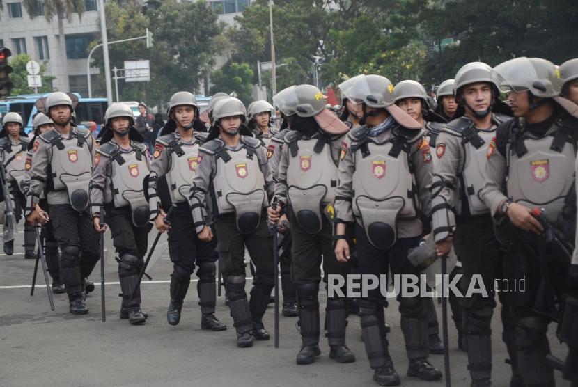 Pengamanan Unjuk Rasa MK. Sejumlah Polisi anti huru hara membubarkan diri usai mengamankan aksi massa yang berunjuk rasa mengawal sidang perdana Perselisihan Hasil Pemilihan Umum (PHPU) sengketa pemilihan Presiden 2019 di Mahkamah Konstitusi, Jakarta Pusat, Jum’at (14/6).