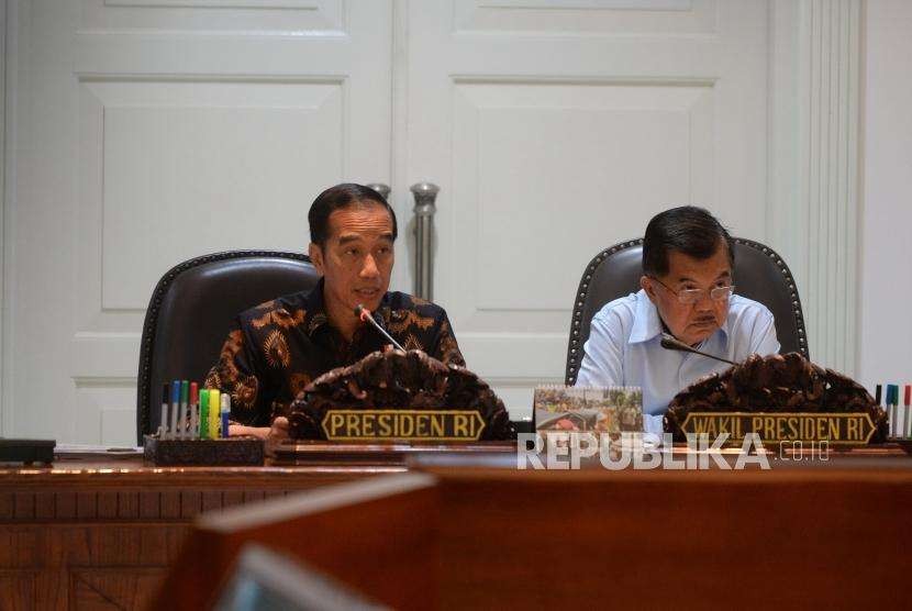 ratas Penanganan Gempa Palu. Presiden Joko Widodo (kiri) bersama Wapres Jusuf Kalla memimpin rapat terbatas penanganan dampak gempa dan tsunami Palu serta Donggala di Kantor Presiden, Jakarta, Selasa (2/10).