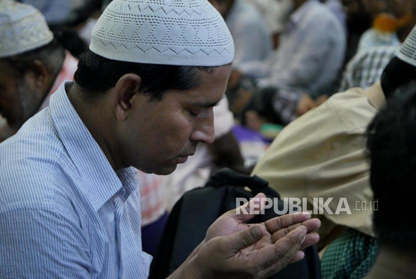 Memburu Pahala Puasa Ayyamul Bidh. Foto ilustrasi umat Muslim berdoa saat berbuka puasa di masjid Bengali Sunni Jameh, Yangon, Myanmar.