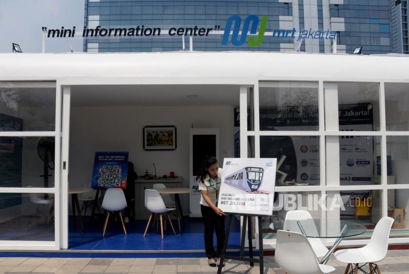 Petugas berktivitas didekat mini information center atau pusat layanan informasi di Stasiun MRT Dukuh Atas, Jakarta, Senin (7/1).