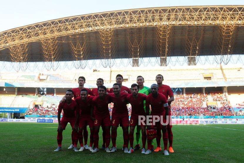 Pesepakbola timnas Indonesia foto bersama saat laga persahabatan melawan timnas Mauritius di Stadion Wibawa Mukti, Cikarang, Bekasi, Jawa Barat, Selasa (11/9).