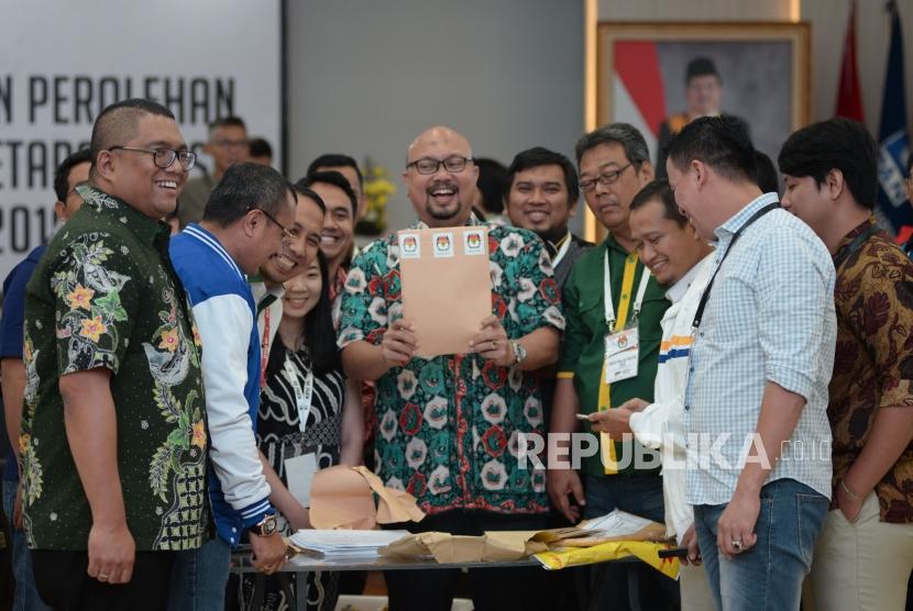 Komisioner KPU Ilham Saputra menunjukan dokumen perolehan suara ketika Rapat Pleno Rekapitulasi Suara Pemilu serentak 2019 Luar Negeri di gedung KPU, Jakarta, Ahad (5/5).