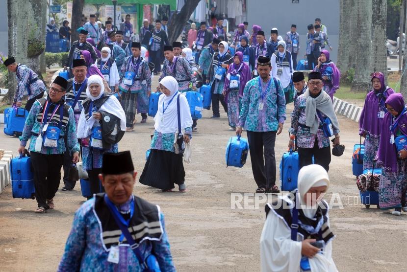 Sejumlah calon jamaah haji kloter 21 asal Banten bergegas untuk berangkat ke Bandara Soekarno-Hatta di Asrama Haji Pondok Gede, Jakarta, Kamis (26/7). 