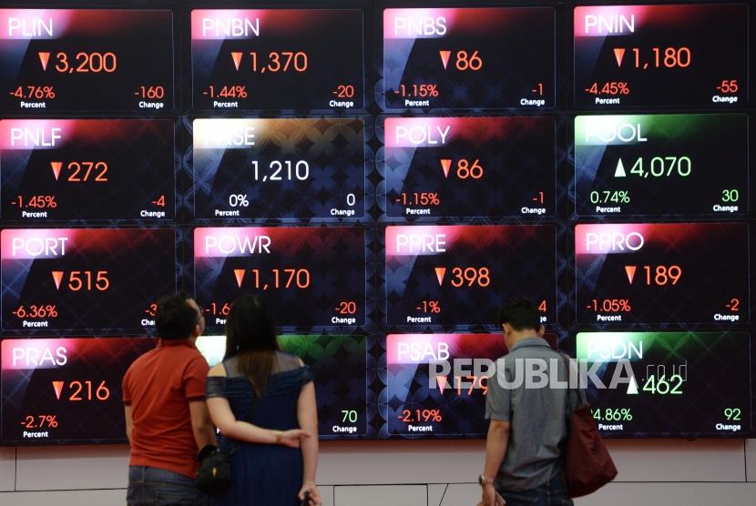 Layar menunjukan pergerakan harga saham di Bursa Efek Indonesia, Jakarta. ilustrasi