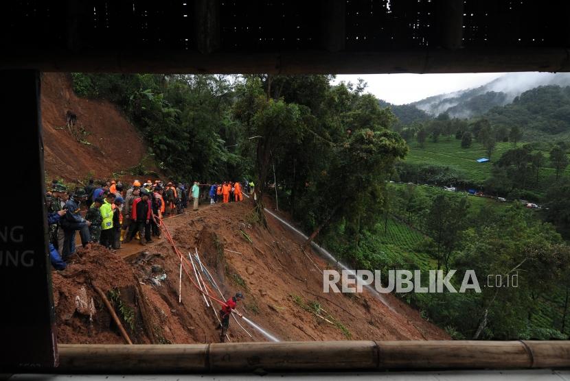 Sejumlah petugas gabungan melakukan evakuasi longsor di Jalur Utama Puncak, Bogor, Jawa Barat, Senin (5/2).