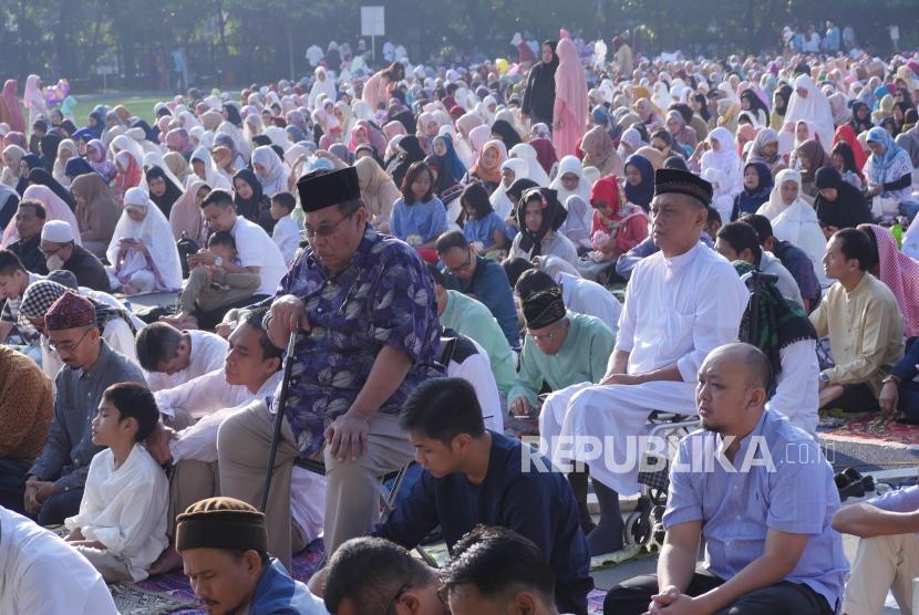 Ribuan umat muslim mengikuti shalat Idul Fitri di Lapangan Gasibu, Kota Bandung