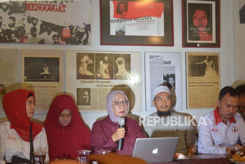 Aktivis Kemanusiaan, Ratna Sarumpaet(tengah) memberikan keterangan kepada media terkait pemberitaan penganiyaan terhadap dirinya di kediaman Ratna Srumpaet, Jakarta, Rabu (3/10).