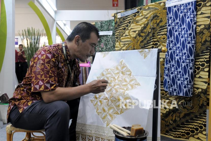Perajin saat membatik kain pada pameran kain Adiwastra Nusantara 2018 di Jakarta Convention Center (JCC), Jakarta, Rabu (11/4).