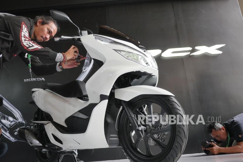 Honda PCX 150 : Wartawan mengambil foto saat peluncuran motor Honda PCX 150 di Jakarta, Rabu (13/12).