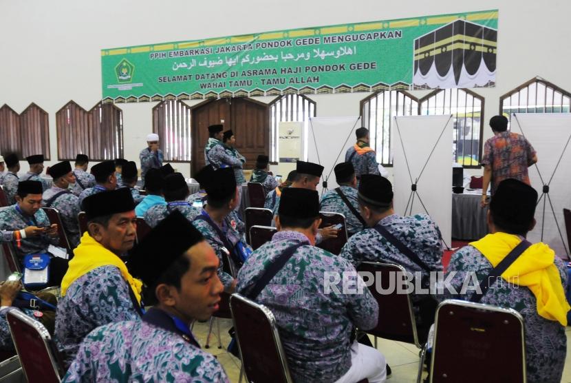 Sejumlah calon jamah haji kloter pertama mengantre untuk perekaman biometrik di Asrama Haji Pondok Gede, Jakarta, Senin (16/7).
