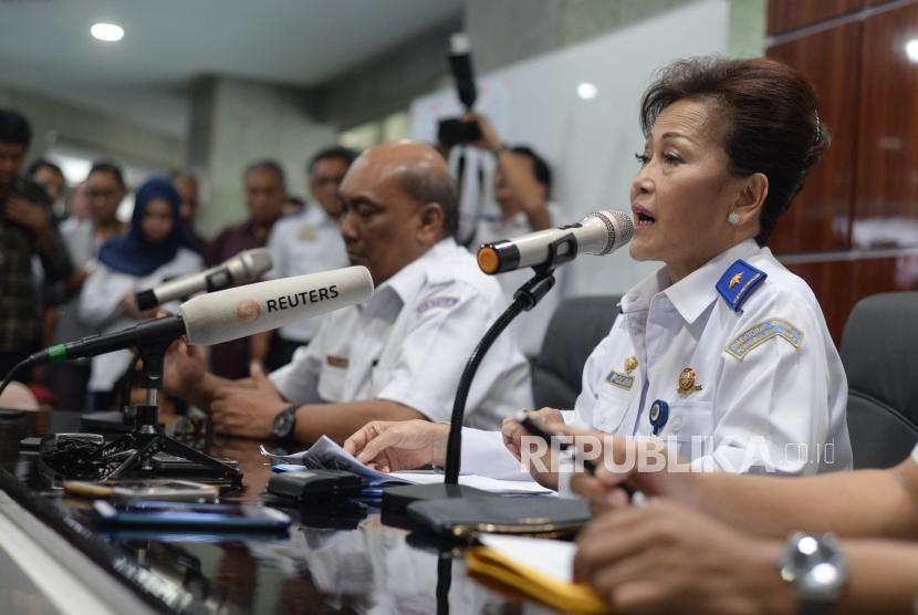 Ketua KNKT, Soerjanto Tjahjono (kiri), Dirjen Perhubungan Udara Kementrian Perhubungan, Polana B Pramesti (tengah), memberikan keterangan saat  konferensi pers di Kementrian Perhubungan, Jakarta, Senin (12/11).