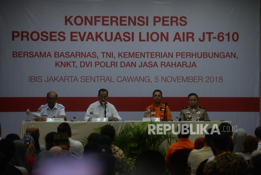 Menteri Perhubungan Budi Karya Sumadi (kedua kiri) memberikan pernyataan didampingi Ketua Komite Nasional Keselamatan Transportasi (KNKT) Soerjanto Tjahjono (kiri), Kepala Basarnas Marsekal Madya M Syaugi (kedua kanan) dan Kepala Pusdokes Polri Brigadir Jenderal Dokter Arthur Tampi (kanan) dalam sesi konferensi pers di Jakarta, Senin (5/11).