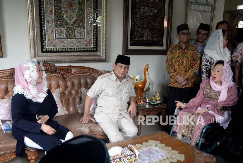 Bakal calon Presiden Indonesia, Prabowo Subianto (tengah) berbincang bersama    Istri Alm Abdurrahman Wahid  Shinta Nur Wahid (kanan) bersama sang anak Anak Yenny Wahid (kiri)  di kediaman Abdurrahman Wahid, Jakarta, Kamis (13/9).