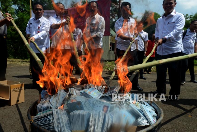 Sejumlah pejabat Kemendagri saat membakar E-KTP yang rusak di Gudang Kemendagri, Bogor, Jawa Barat, Rabu (19/12).