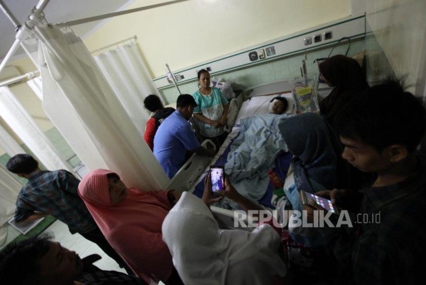 Juleha (23) korban kebakaran gudang kosambi menjalani perawatan ditemani keluarganya di RSUD Kabupaten Tangerang, Banten, Jumat (27/10).
