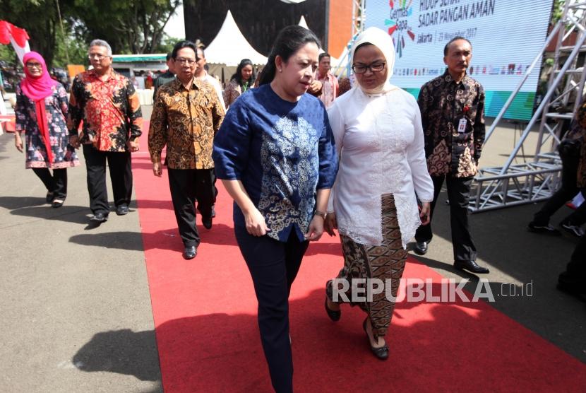 Menteri Koordinator Bidang PMK Puan Maharani bersama Kepala Badan POM Penny K Lukito berjalan saat menghadiri acara pencanangan Gerakan Masyarakat Hidup Sehat Sadar Pangan Aman (Germas Sapa) di Taman Mini Indonesia Indah, Jakarta, Kamis (23/11).
