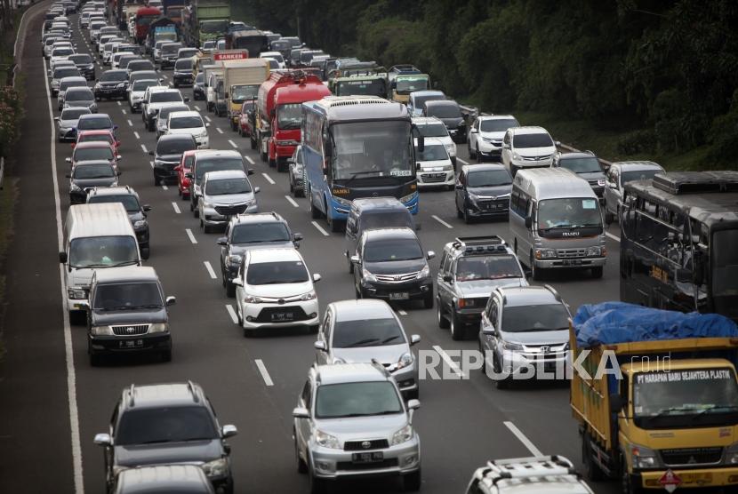 Antrean kendaraan saat melintas di ruas Jalan Tol Jagorawi, Kawasan Cibubur, Jakarta Timur, Rabu (14/3).