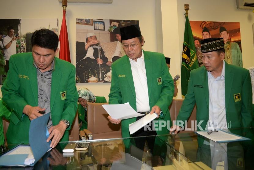 Ketua Umum DPP PPP Djan Faridz bersama pengurus partai sebelum memberikan keterangan tentang putusan MK terkait membolehkannya pencantuman kepercayaan pada kolom agama di KartuTanda Penduduk (KTP) di kantor DPP PPP Jalan Diponegoro, Selasa (14/11).